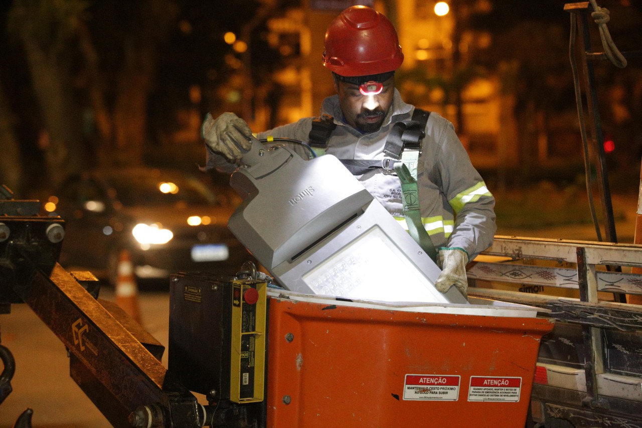 SECONSER-TROCA-DE-LAMPADAS-NA-PRAIA-DE-ICARAI-12